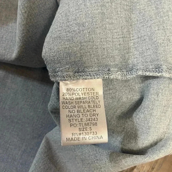 Umgee Denim Light Wash Sleeveless Cut Off V Neck Women’s Blouse size Small - Picture 8 of 11